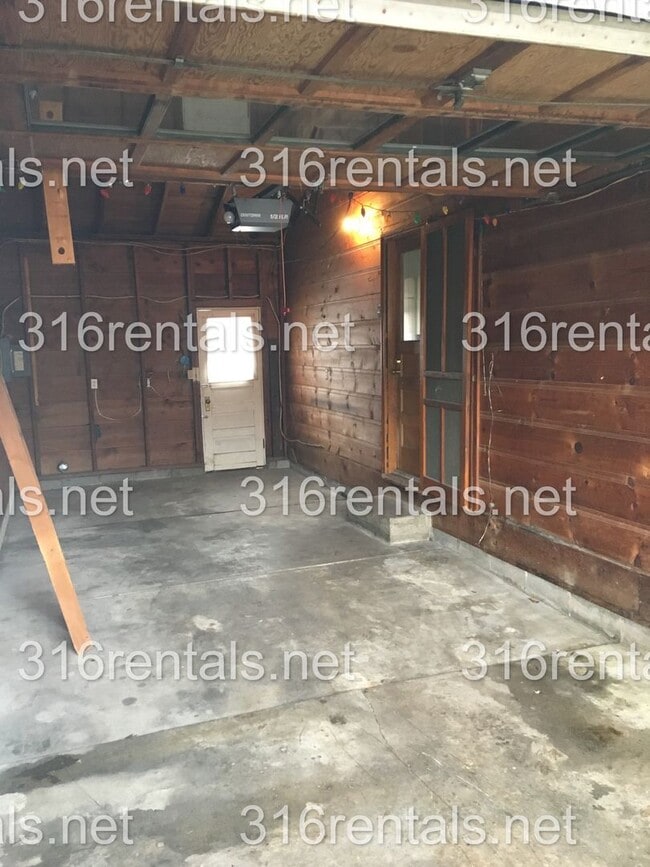 704 N High St in Newton, KS - Building Photo - Building Photo