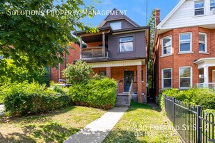 130 Emerald St S in Hamilton, ON - Building Photo