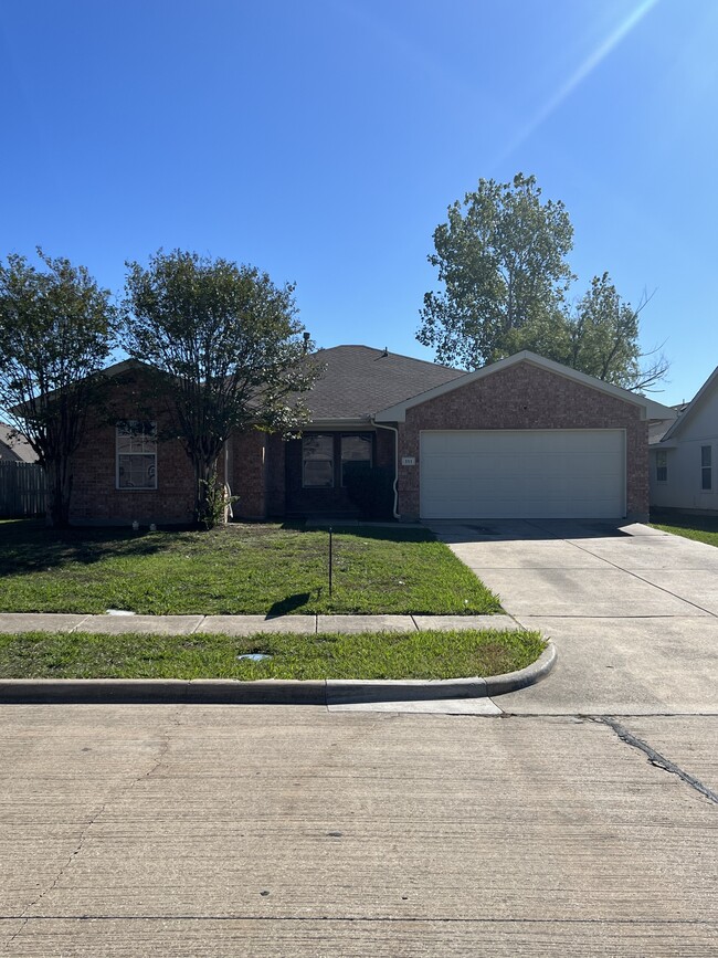 111 Pebble Creek Ln in Terrell, TX - Foto de edificio - Building Photo