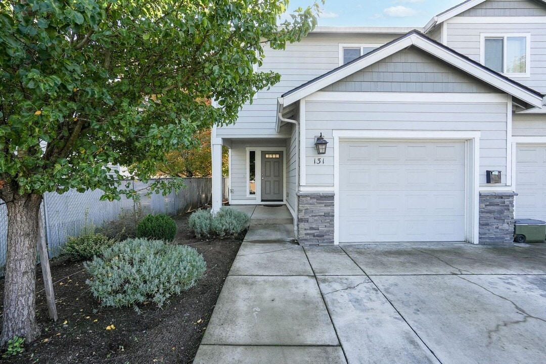 131 Ackerman St W in Monmouth, OR - Building Photo