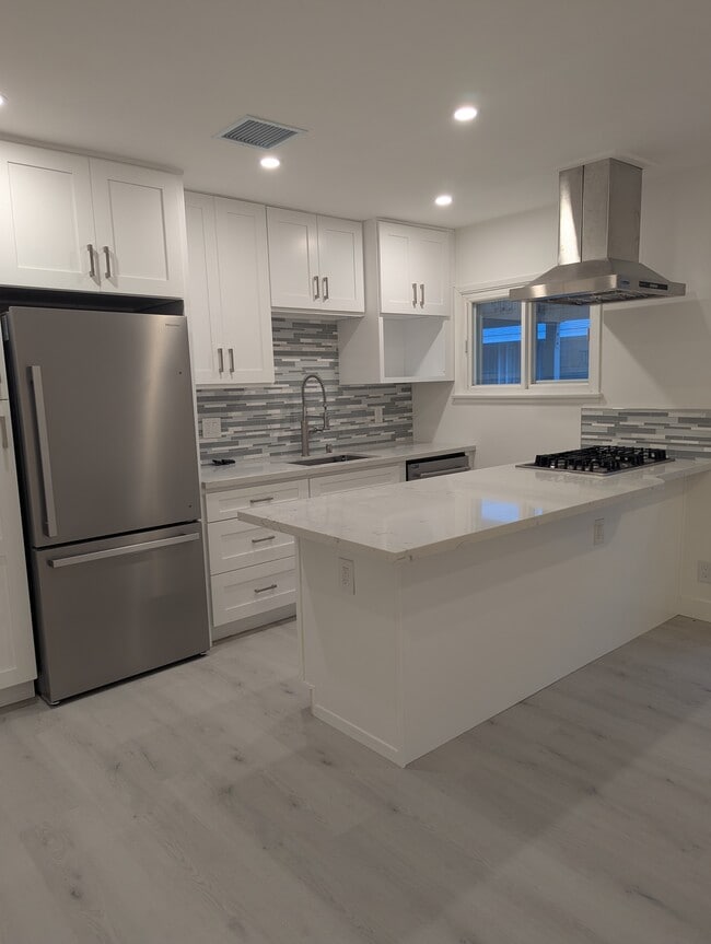 1906 N Hollywood Way, Unit 104