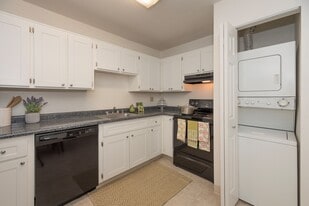 River Pointe in Sacramento, CA - Building Photo