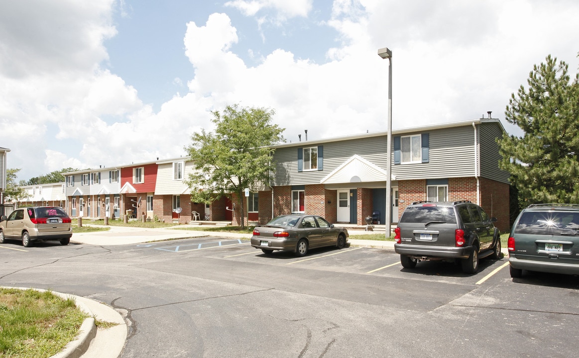 LaRoy Froh Townhouses in Lansing, MI - Building Photo