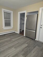 233 Monroe St, Unit 2 in Bridgeport, CT - Foto de edificio - Building Photo