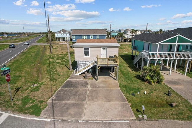 4011 Vista Rd in Jamaica Beach, TX - Building Photo - Building Photo