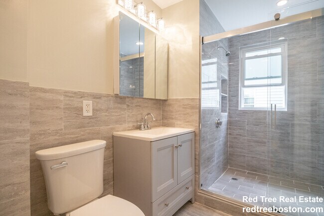 164 Hyde Park Ave, Unit 2 in Boston, MA - Foto de edificio - Building Photo