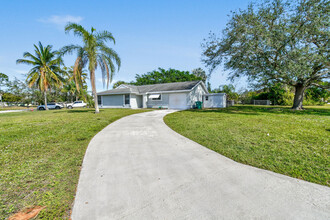 749 SW Longleaf Pl in Port St. Lucie, FL - Building Photo - Building Photo