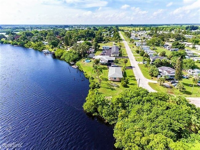 1128 Neptune Dr in Ruskin, FL - Building Photo - Building Photo