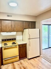 R2 Avon Dr E in East Windsor, NJ - Building Photo - Building Photo