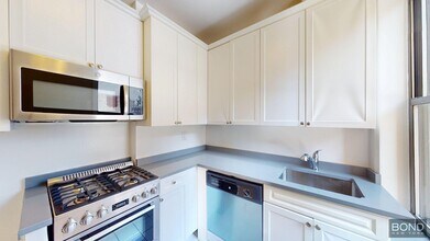 55 W 55th St in New York, NY - Building Photo - Building Photo