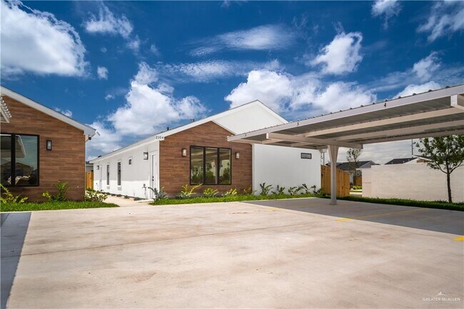 2104 E Viviana St in Edinburg, TX - Building Photo - Building Photo