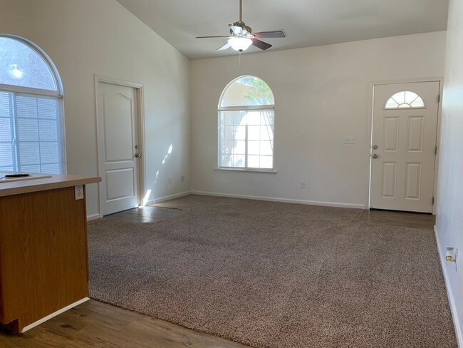 2911 S Sallee Ct in Visalia, CA - Building Photo - Building Photo