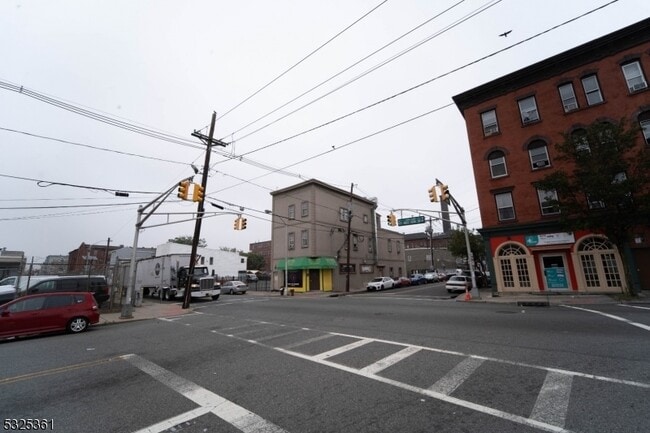 331 Straight St, Unit R11 in Paterson, NJ - Foto de edificio - Building Photo