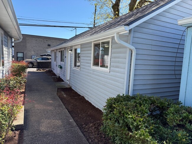 1248 Juniper St in Junction City, OR - Building Photo - Building Photo