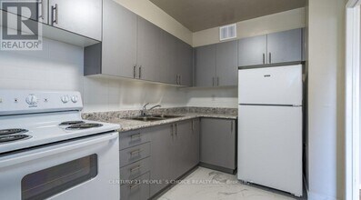 6161 Bathurst St in Toronto, ON - Building Photo - Building Photo