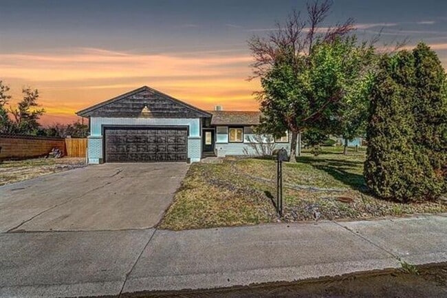 property at 601 W Indian Creek Dr