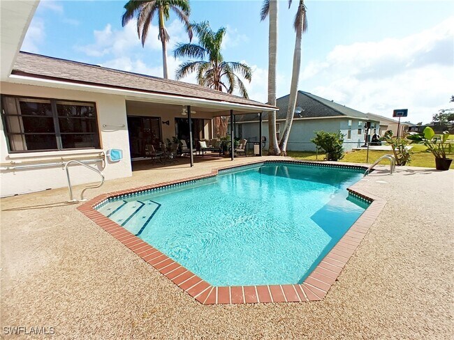 230 SW 43rd St in Cape Coral, FL - Foto de edificio - Building Photo