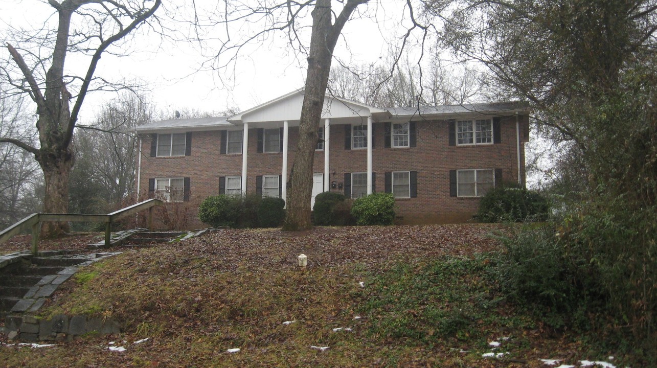 144 Bowden St in Commerce, GA - Foto de edificio