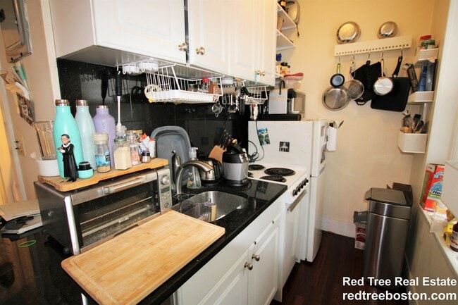 108 Myrtle St, Unit 15 in Boston, MA - Foto de edificio - Building Photo