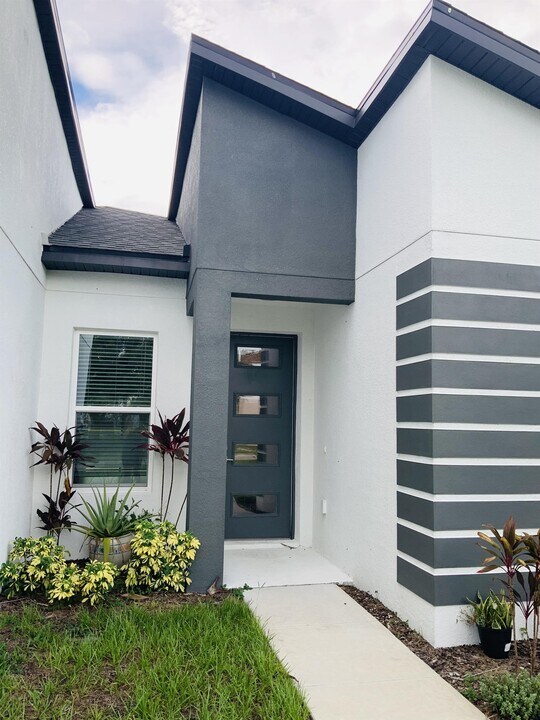 505 Peace Dr in Poinciana, FL - Building Photo