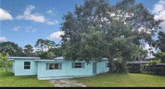 23476 Harper Ave in Port Charlotte, FL - Building Photo