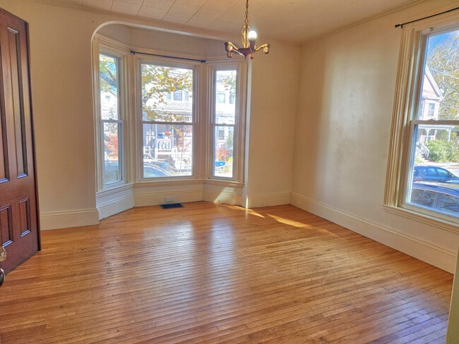 46 Saunders St, Unit FLOOR 1 in Portland, ME - Building Photo - Building Photo