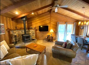 12250 Snowpeak Way in Truckee, CA - Foto de edificio - Building Photo