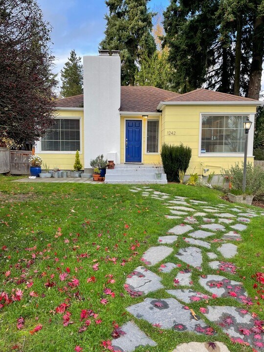 1242 NE 94th St in Seattle, WA - Building Photo