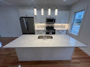 82 Albertina St, Unit 1 in Quincy, MA - Foto de edificio - Building Photo