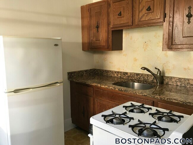 349 Pleasant St in Malden, MA - Foto de edificio - Building Photo