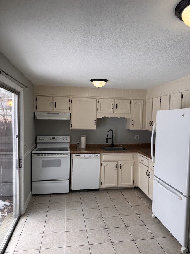 148 Westbury Park Rd, Unit A in Watertown, CT - Foto de edificio - Building Photo