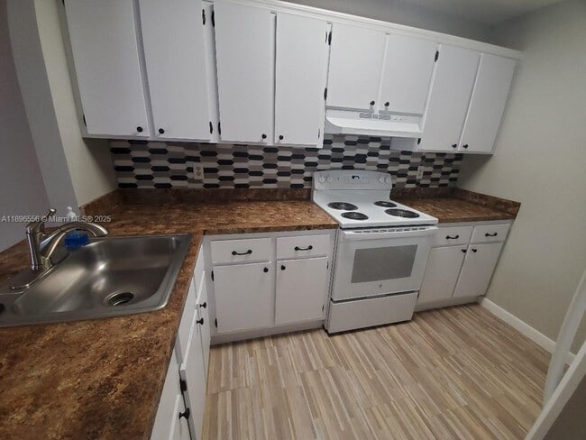 2570 W 67th Pl in Hialeah, FL - Building Photo - Building Photo