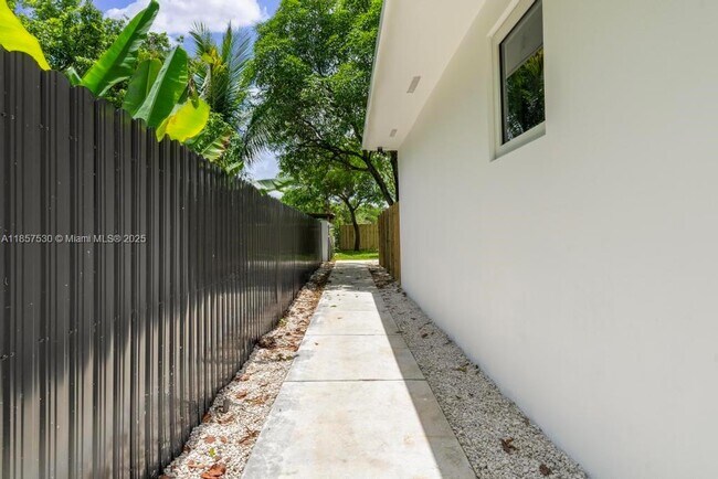 1116 NW 51st Terrace in Miami, FL - Building Photo - Building Photo