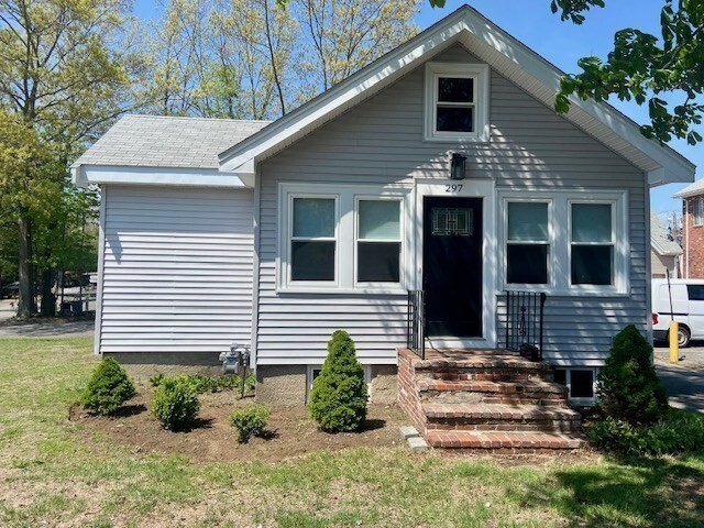 297 Chestnut St in Needham, MA - Building Photo