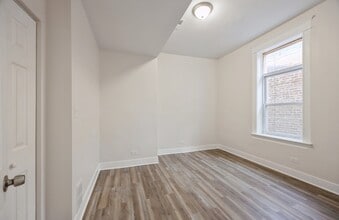 2442 S Kedzie Ave in Chicago, IL - Building Photo - Building Photo