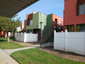 Hunters Place in Fresno, CA - Building Photo - Building Photo