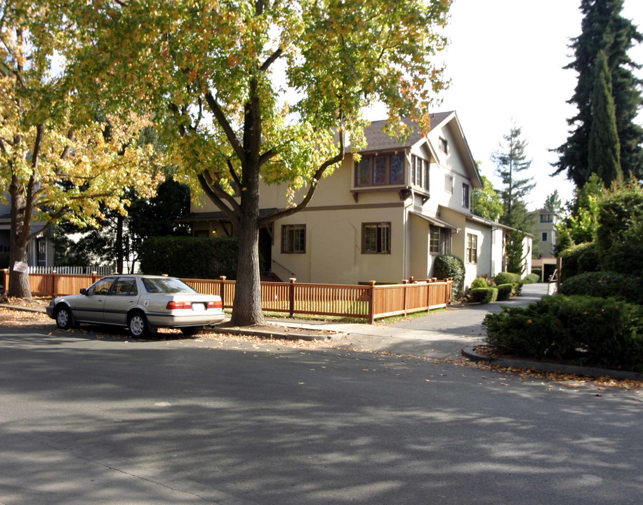 352 Addison Ave in Palo Alto, CA - Foto de edificio