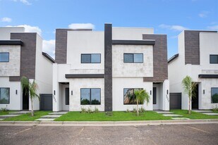 8218 Casa Verde Rd in Laredo, TX - Building Photo