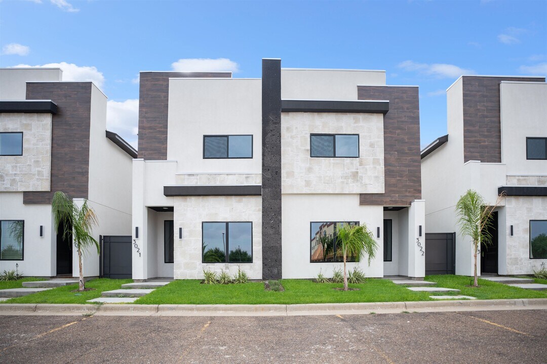 8218 Casa Verde Rd in Laredo, TX - Building Photo
