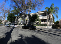 Gilmore Villas in Van Nuys, CA - Foto de edificio - Building Photo