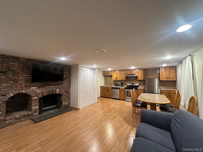 409 Adams St in Centerport, NY - Building Photo - Building Photo