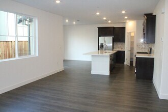 405 Mystic Ln in Pittsburg, CA - Building Photo - Building Photo