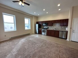 634 Centre St, Unit Apt 1 in Freeland, PA - Building Photo