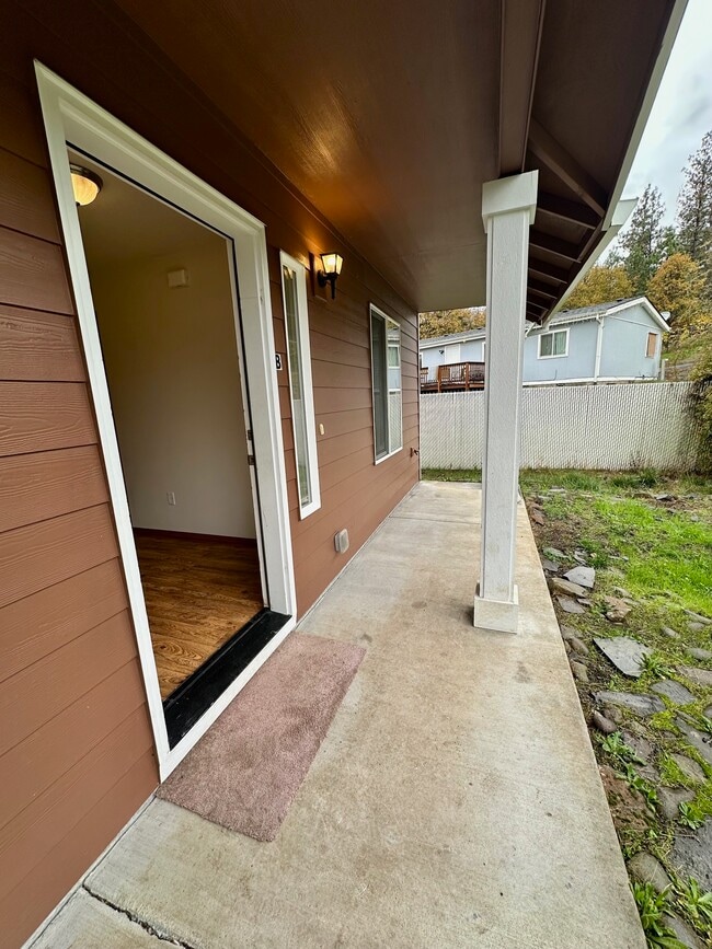 297 Sowell Dr in Shady Cove, OR - Building Photo - Building Photo