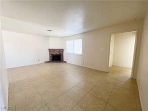 6917 Mendon Ln, Unit 4 in Las Vegas, NV - Building Photo - Building Photo