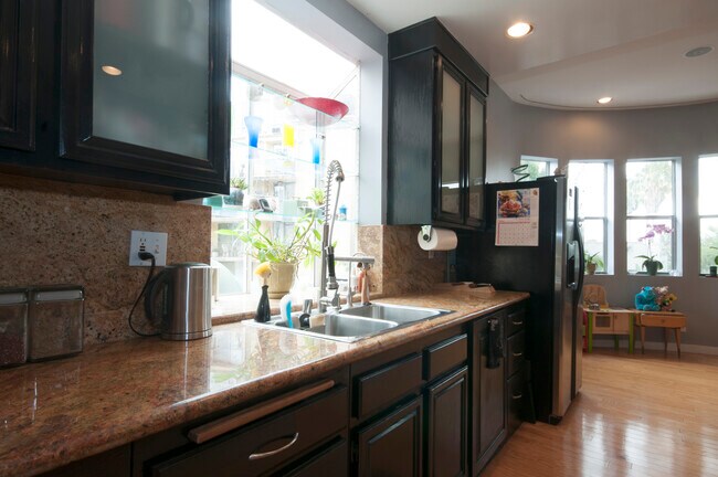 7121 Hillside Ave in Los Angeles, CA - Building Photo - Building Photo