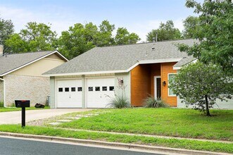 2513 Broken Oak Dr in Austin, TX - Building Photo - Building Photo