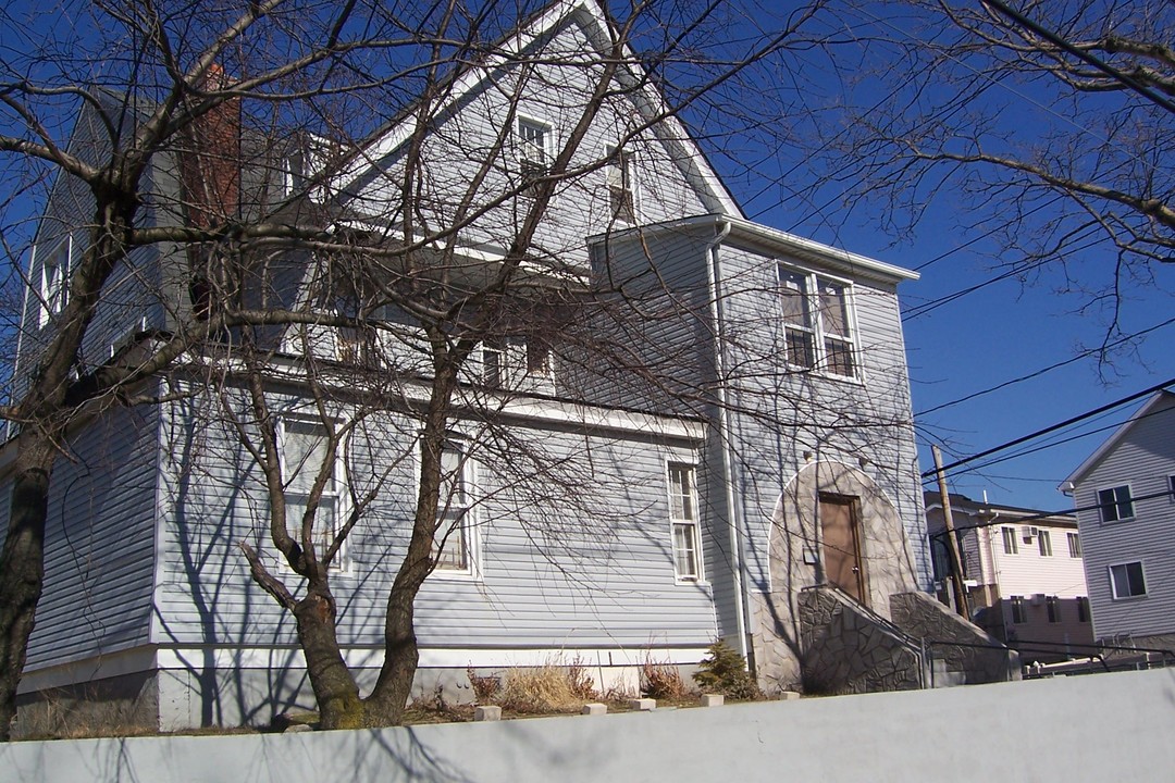 2504 Beach Channel Dr in Far Rockaway, NY - Foto de edificio
