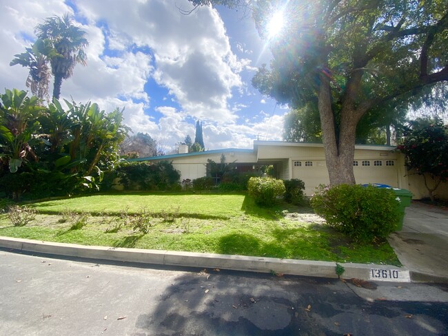 13610 Collins St in Sherman Oaks, CA - Foto de edificio - Building Photo