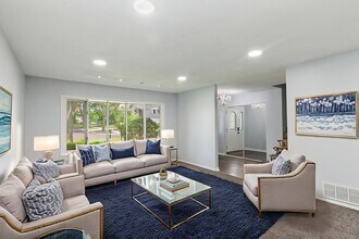 1126 Tiverton Ct in Schaumburg, IL - Building Photo - Building Photo